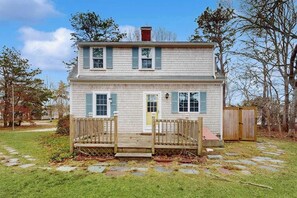 Exterior - Bright family home close to beach with large yard, deck, games & dog friendly (Harwich)