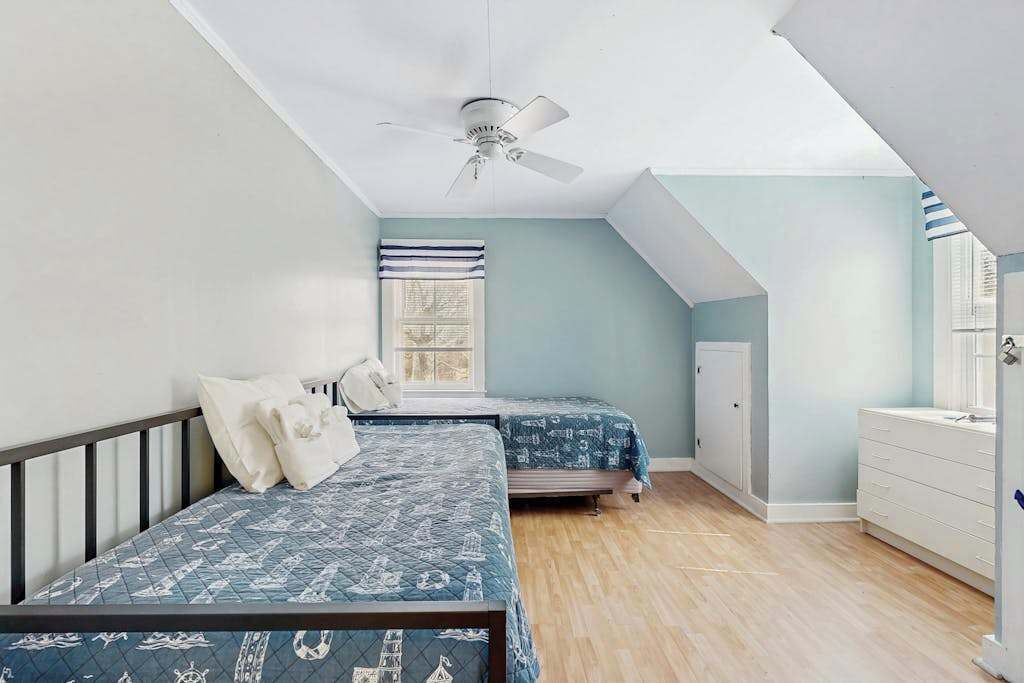 Desk, iron/ironing board, WiFi, bed sheets
