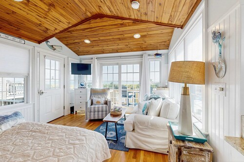 Quintessential coastal studio with beach access, BBQ area, patio, & water views
