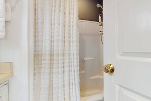 Shower, hair dryer, towels - Quintessential coastal studio with beach access, BBQ area, patio, & water views (Yarmouth)
