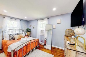 Iron/ironing board, WiFi, bed sheets - Dog-friendly home with grill, deck, full kitchen, & washer/dryer - close to golf (Yarmouth)