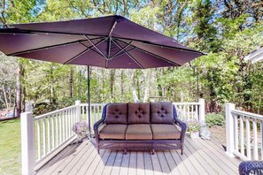 Terrace/patio - Dog-friendly home with grill, deck, full kitchen, & washer/dryer - close to golf (Yarmouth)