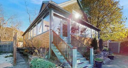 Relaxing vacation home close to the beach with three-season porch, grill & patio