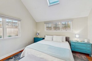 Iron/ironing board, WiFi, bed sheets - Relaxing vacation home close to the beach with three-season porch, grill & patio (Provincetown)