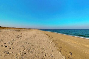 On the beach - Dog-friendly bay view cottage with a furnished porch, washer/dryer, & roof deck (Sandwich)