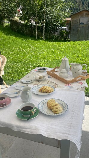 Outdoor dining - Anika's Home with Private Garden (Dorà)