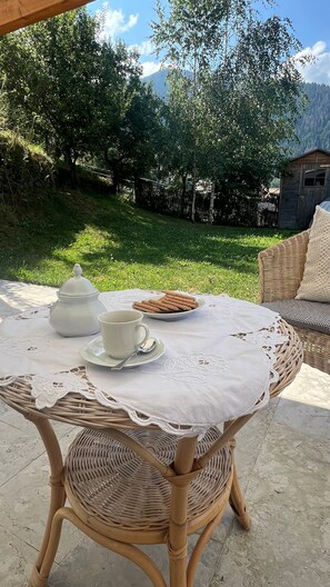 Outdoor dining - Anika's Home with Private Garden (Dorà)