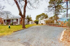 Property grounds - Cozy cottage, WiFi, A/C, Gas grill, W/D, Firepit (South Yarmouth)