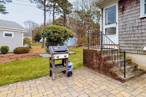 Terrace/patio - Cozy cottage, WiFi, A/C, Gas grill, W/D, Firepit (South Yarmouth)