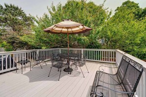 Outdoor dining - Classic home with deck, patio & yard - walk to Cockle Cove & Forest Beaches (South Chatham)