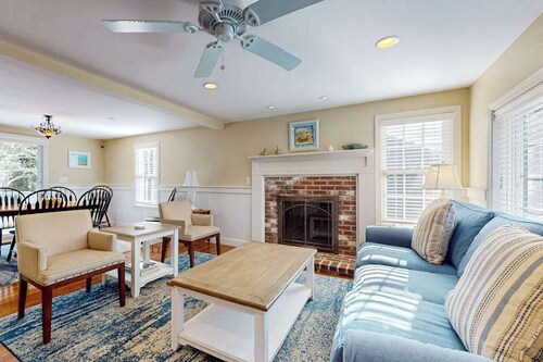 Classic home with deck, patio & yard - walk to Cockle Cove & Forest Beaches
