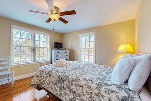 Iron/ironing board, WiFi, bed sheets - Classic home with deck, patio & yard - walk to Cockle Cove & Forest Beaches (South Chatham)
