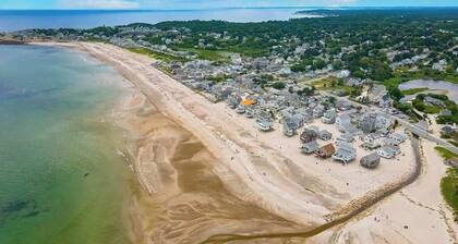 Cozy quiet cottage: just a short walk to beach, AC & screened porch