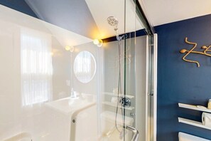 Een douche, een haardroger, handdoeken