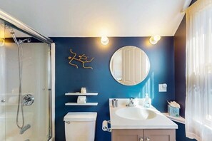 Shower, hair dryer, towels - Charming condo with parking, washer/dryer, AC, and deck (Provincetown)