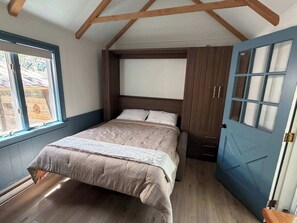 WiFi, bed sheets - Charming, sunlit studio in the heart of town with fast WiFi (Provincetown)