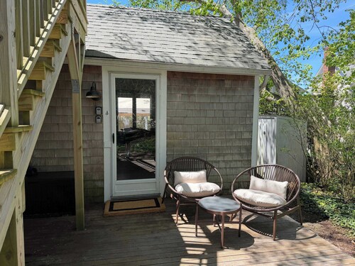 Charming, sunlit studio in the heart of town with fast WiFi