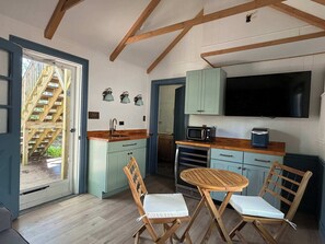 Fridge, microwave, coffee/tea maker, toaster - Charming, sunlit studio in the heart of town with fast WiFi (Provincetown)