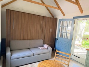 TV, offices - Charming, sunlit studio in the heart of town with fast WiFi (Provincetown)