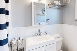 Shower, towels - Loft-style condo with private deck - near Truro Beach/Dune Shacks (Provincetown)