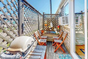 Terrace/patio - Loft-style condo with private deck - near Truro Beach/Dune Shacks (Provincetown)