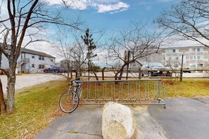 Property grounds - Loft-style condo with private deck - near Truro Beach/Dune Shacks (Provincetown)