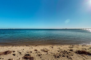 På stranden
