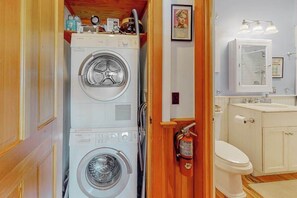 Douche, sèche-cheveux, serviettes fournies