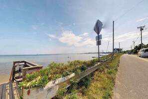 Beach nearby - Colorful, family-friendly condo close to the ocean & renovated interior (Provincetown)