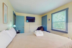 Iron/ironing board, WiFi, bed sheets - Colorful, family-friendly condo close to the ocean & renovated interior (Provincetown)