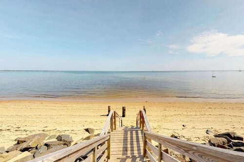 Colorful, family-friendly condo close to the ocean & renovated interior