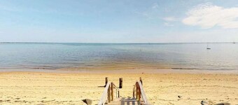 Colorful, family-friendly condo close to the ocean & renovated interior