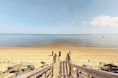 Colorful, family-friendly condo close to the ocean & renovated interior