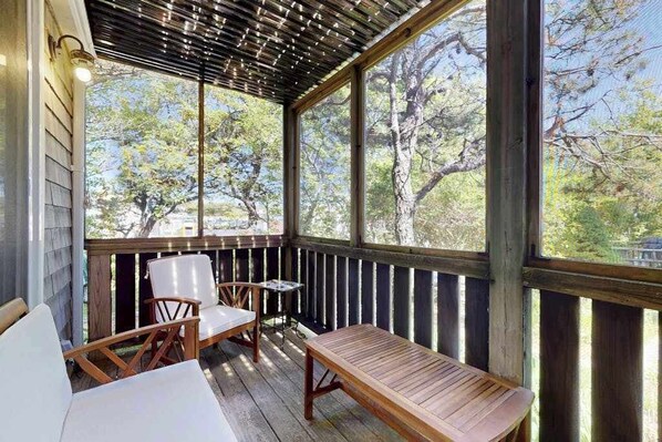 Property grounds - Cheerful condo with enclosed porch, next to Cape Cod Bay with beach access (Provincetown)