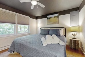 Iron/ironing board, WiFi, bed sheets - Cheerful condo with enclosed porch, next to Cape Cod Bay with beach access (Provincetown)