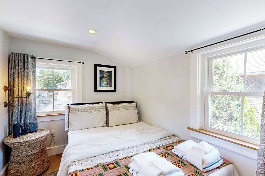Desk, iron/ironing board, WiFi, bed sheets