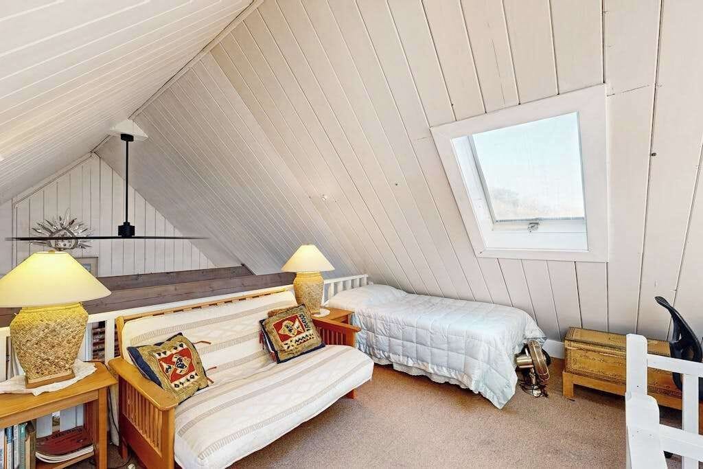 2 bedrooms, desk, iron/ironing board, WiFi