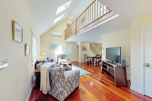TV, DVD player, offices - Charming Martha's Vineyard retreat close to beaches & downtown - large yard (Oak Bluffs)