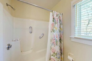 Shower, hair dryer, towels - Charming Martha's Vineyard retreat close to beaches & downtown - large yard (Oak Bluffs)