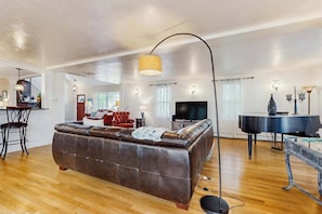 TV, DVD player, offices - Charming home with open layout, deck, grill, AC, W/D, & yard (Osterville)