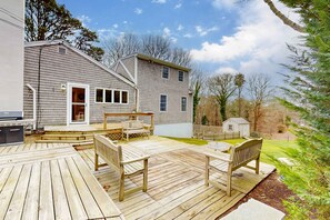 Terrace/patio - Tranquil & sunlit home with peaceful yard, large deck, & fireplace - near beach (Orleans)