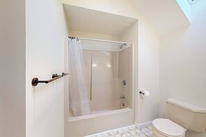 Shower, towels - Charming home with private hot tub, firepit, deck, grill, outdoor shower, AC (Oak Bluffs)