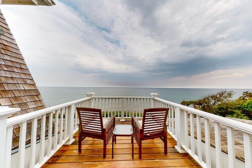 Exquisite oceanfront home with pool, pool spa, balcony, kayaks, & W/D