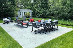 Outdoor dining - Enchanting bungalow with golf nearby, full kitchen, central AC, & washer/dryer (Oak Bluffs)