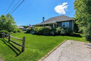 Exterior - Enchanting bungalow with golf nearby, full kitchen, central AC, & washer/dryer (Oak Bluffs)