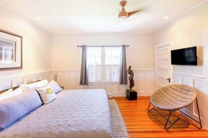 Iron/ironing board, WiFi, bed sheets - Enchanting bungalow with golf nearby, full kitchen, central AC, & washer/dryer (Oak Bluffs)