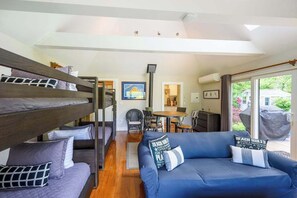 TV, stereo, offices - Enchanting bungalow with golf nearby, full kitchen, central AC, & washer/dryer (Oak Bluffs)