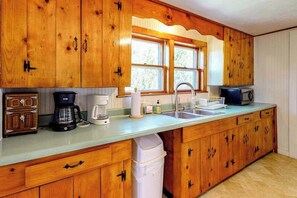 Fridge, microwave, oven, stovetop - Lovely oceanfront cottage with deck, grill, & panoramic views (Plymouth)