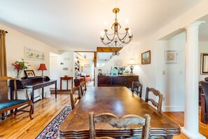 Dining - Stylish Orleans home with spacious deck - near bay & ocean beach (Orleans)