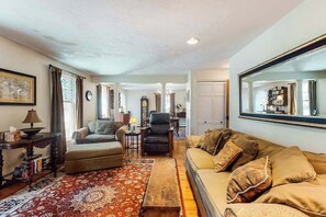 TV, DVD player, offices - Stylish Orleans home with spacious deck - near bay & ocean beach (Orleans)